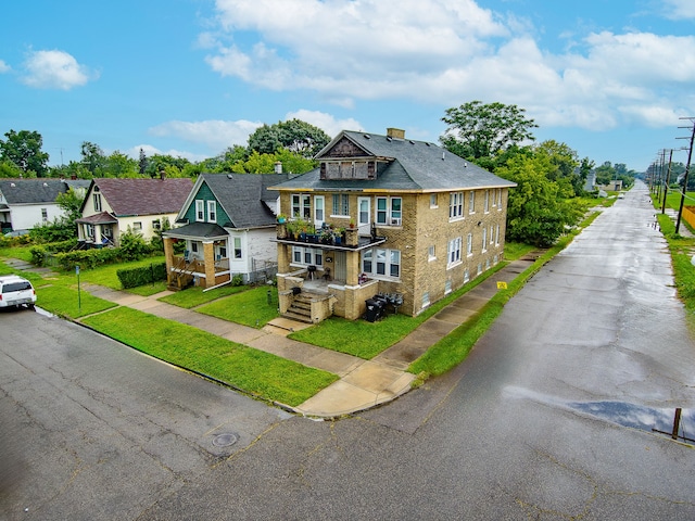 view of front of property featuring a front lawn