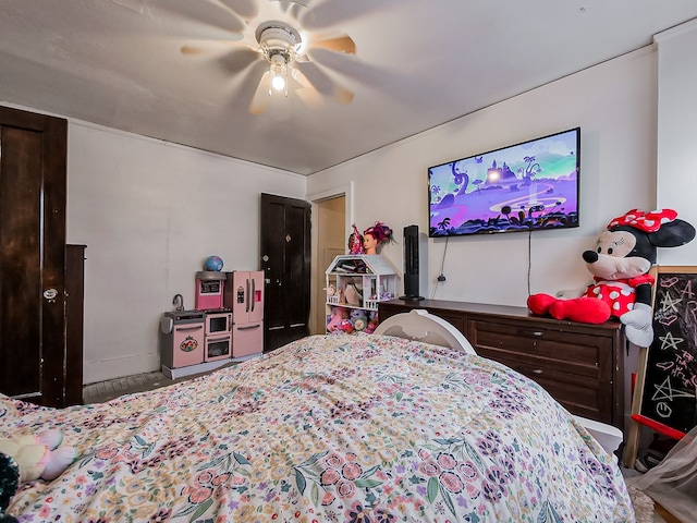 bedroom featuring ceiling fan