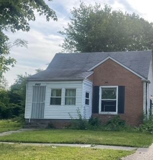 view of front of property featuring a front lawn