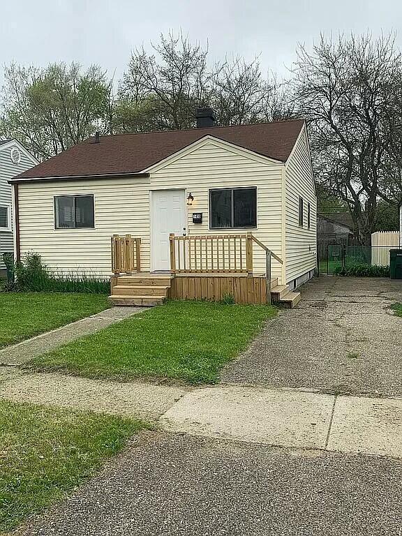 manufactured / mobile home featuring a front lawn