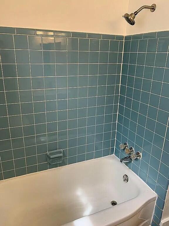 bathroom featuring tiled shower / bath