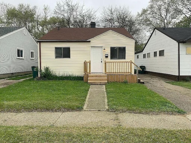 manufactured / mobile home featuring a front lawn