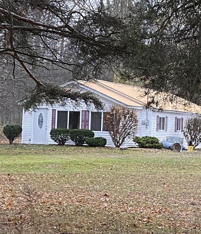 view of front facade featuring a front yard