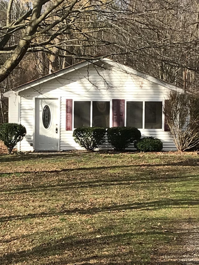 view of front of property with a front lawn