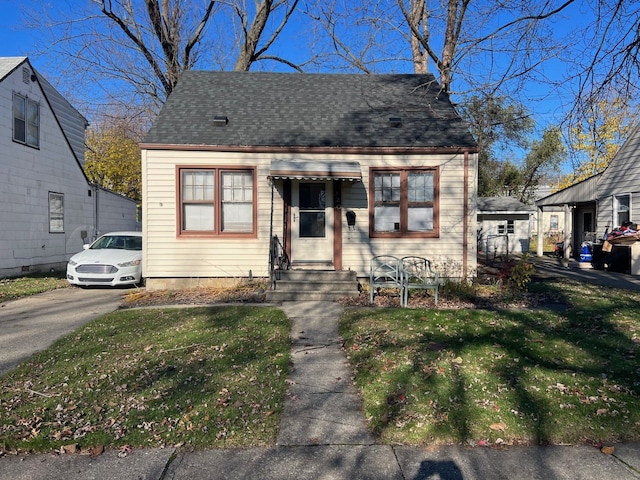 view of front of property with a front lawn