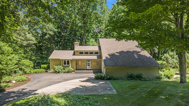 view of front of property with a front lawn