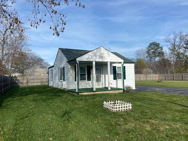 view of front facade featuring a porch and a front lawn