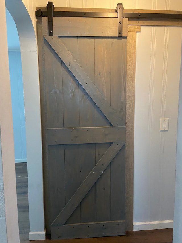 room details featuring hardwood / wood-style flooring and a barn door