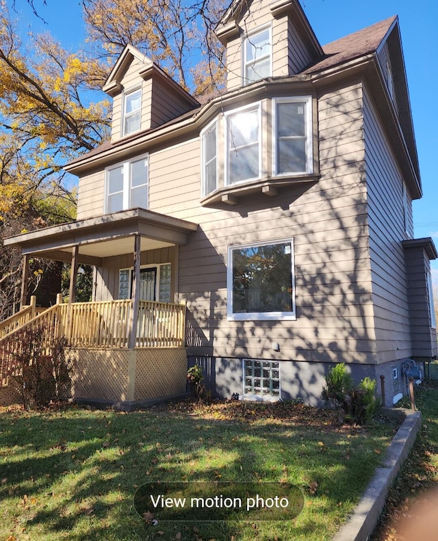 view of front of house featuring a front lawn