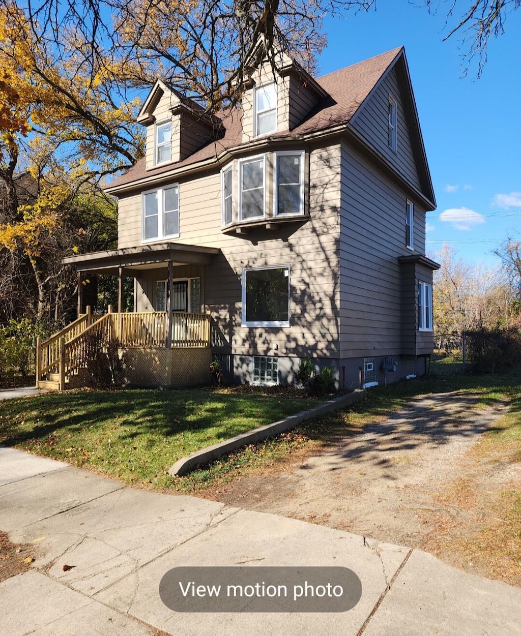 view of front of house featuring covered porch and a front yard