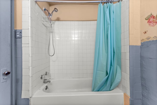 bathroom with shower / tub combo