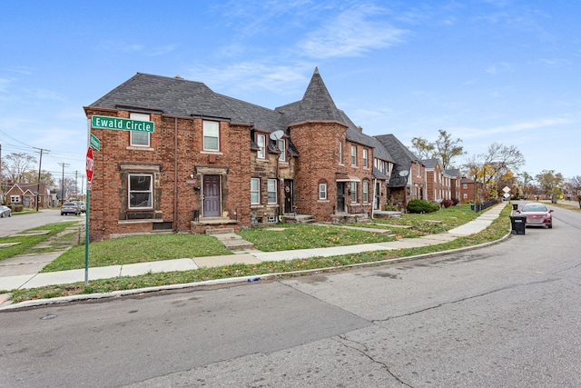 view of front of property with a front lawn