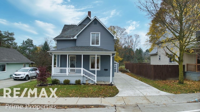 view of front of property featuring a porch and a front lawn