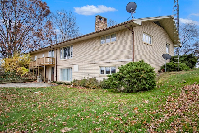 back of house featuring a lawn