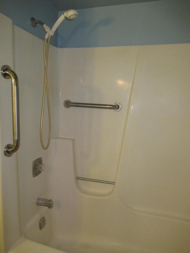 bathroom with tub / shower combination