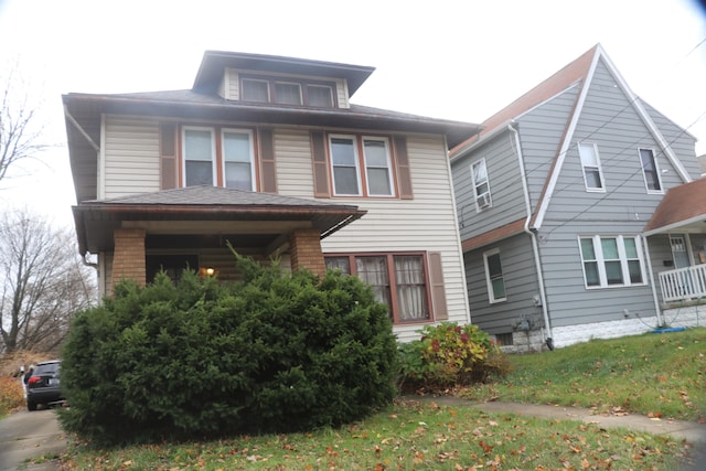 view of front of property featuring a front yard