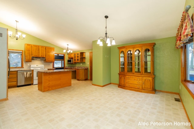 kitchen featuring a chandelier, appliances with stainless steel finishes, a center island, and hanging light fixtures