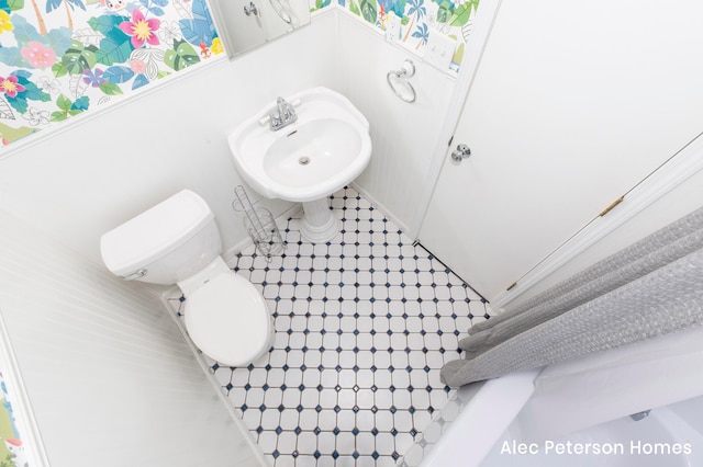 bathroom featuring sink and toilet