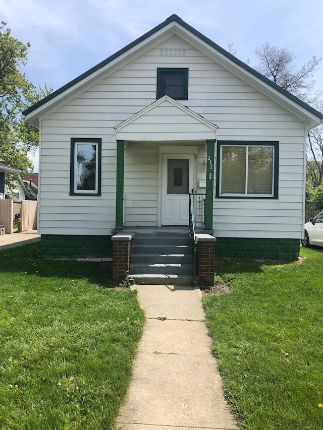 bungalow featuring covered porch and a front lawn