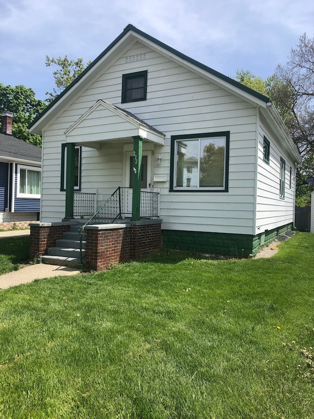 bungalow-style house featuring a front lawn