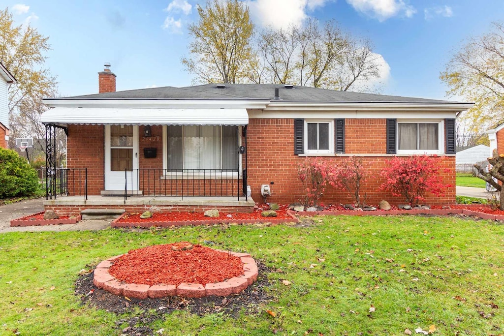 view of front of house with a front lawn