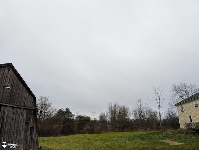 view of yard featuring an outdoor structure