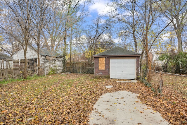 view of yard with an outbuilding and a garage