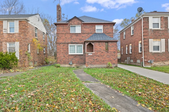 front facade featuring a front lawn