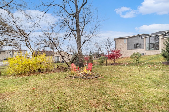 view of yard featuring a fire pit