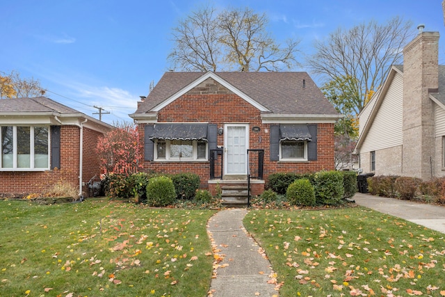 bungalow featuring a front lawn