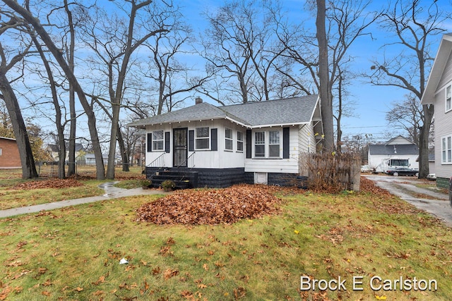 view of front of property with a front lawn