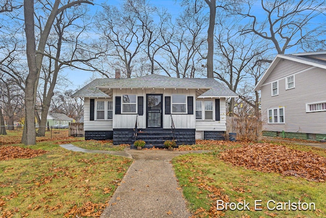 bungalow featuring a front yard