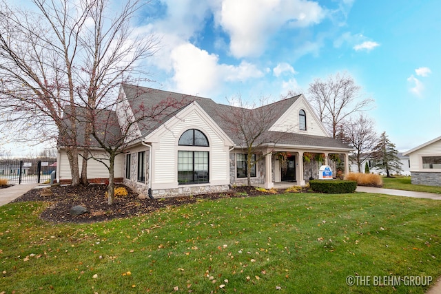 view of front of house featuring a front lawn