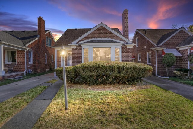 view of front facade with a lawn