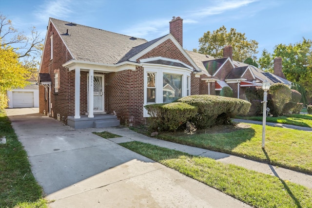 bungalow featuring a front lawn