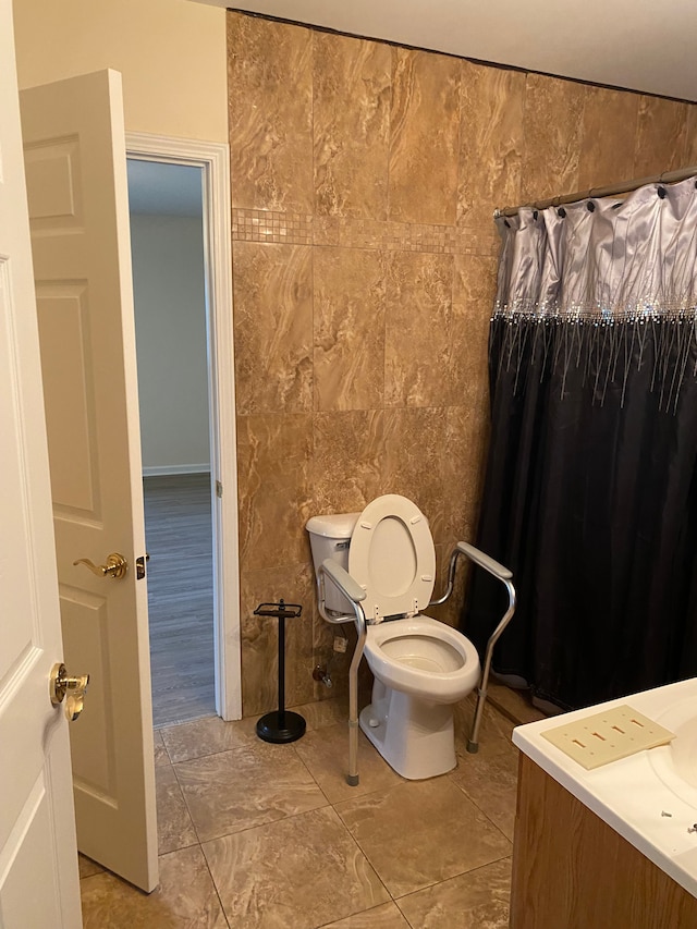 bathroom featuring toilet