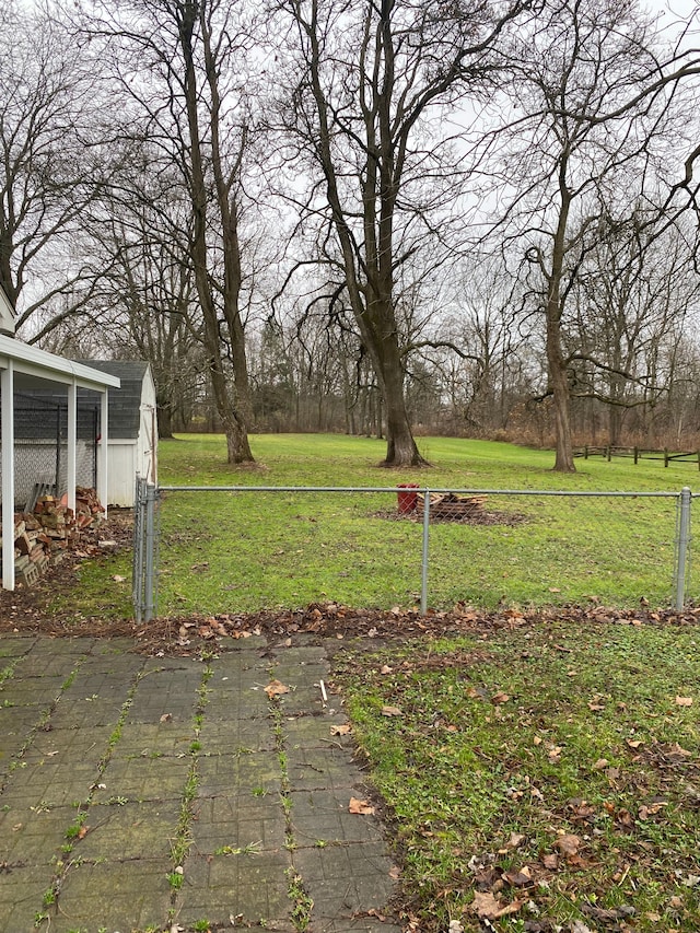 view of yard with an outdoor structure