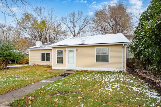 bungalow featuring a front lawn