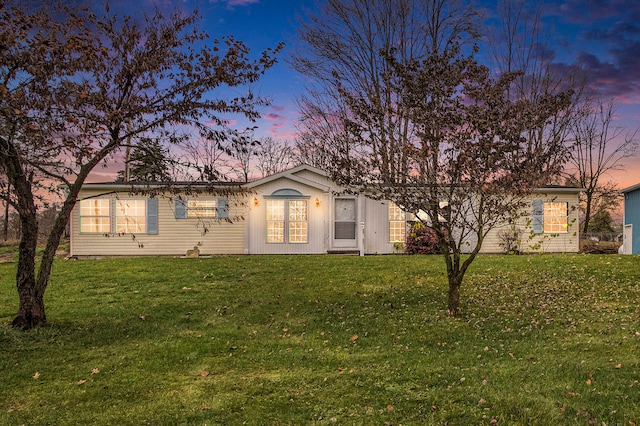 single story home featuring a lawn