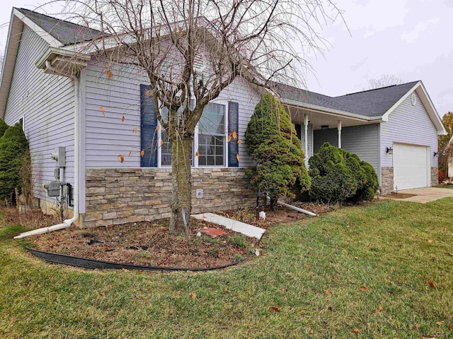 view of front facade featuring a front lawn and a garage