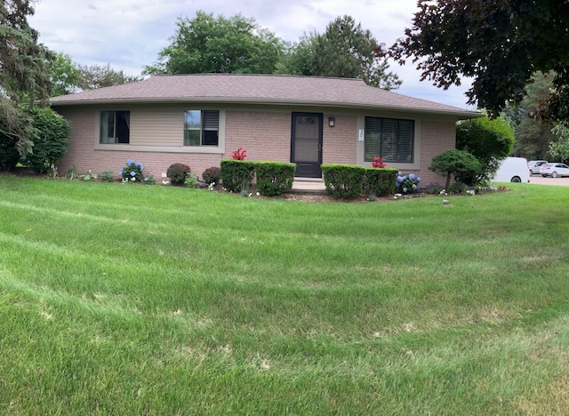 single story home featuring a front yard