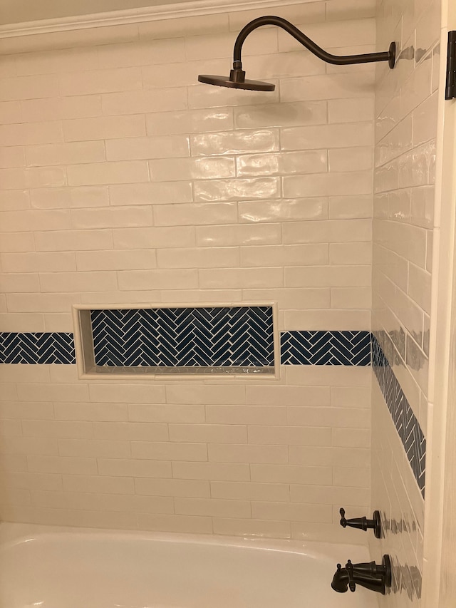 bathroom featuring tiled shower / bath combo