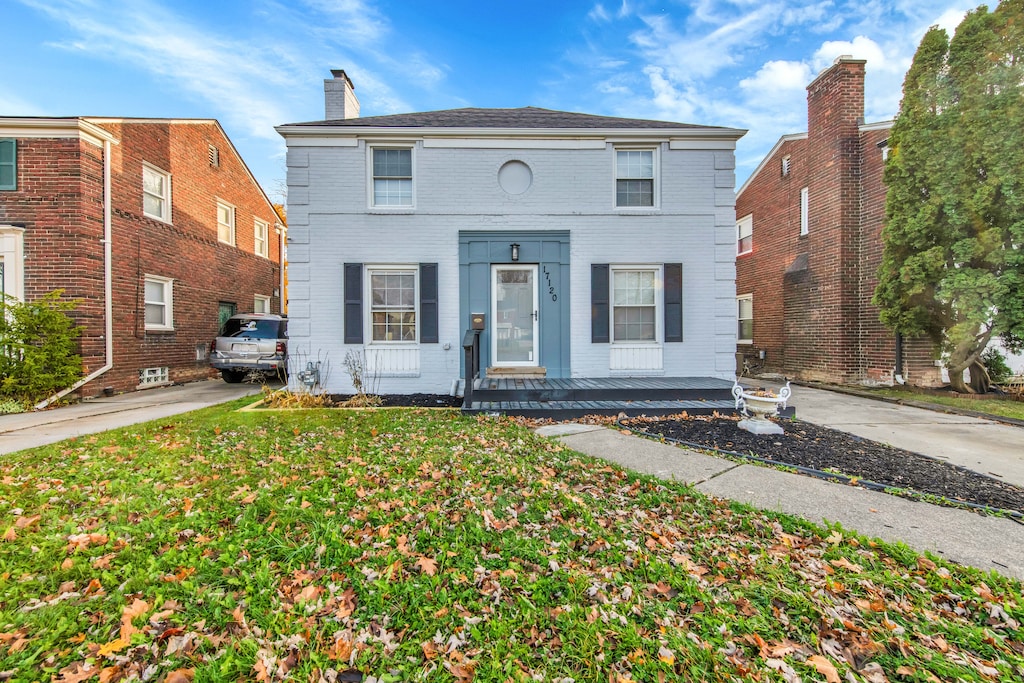 view of front facade featuring a front yard