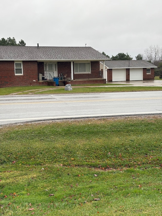 view of front of house with a front lawn