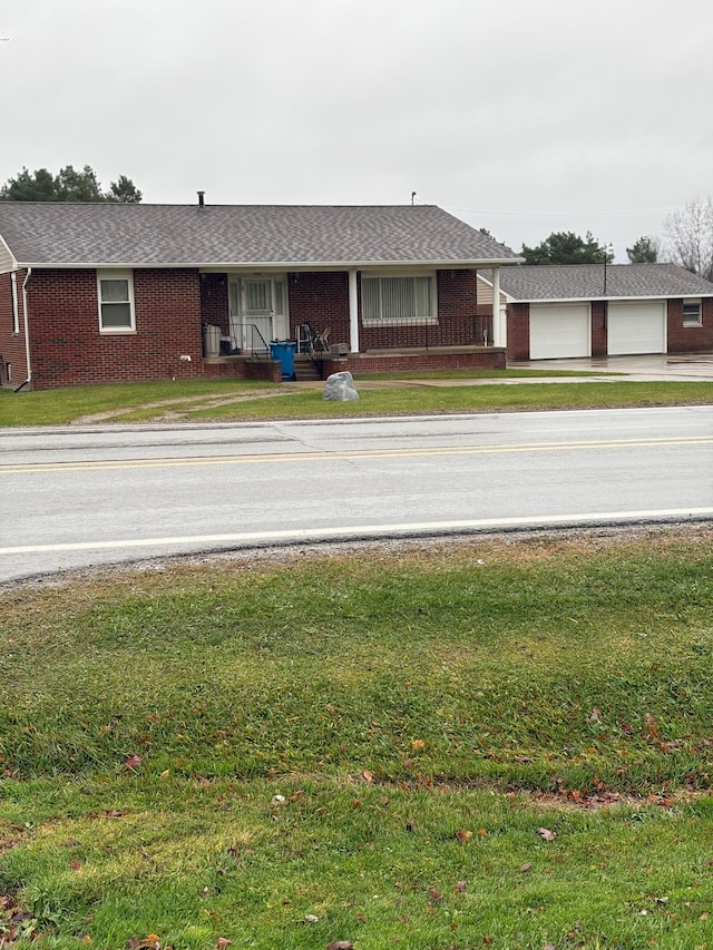 view of front of house with a front lawn