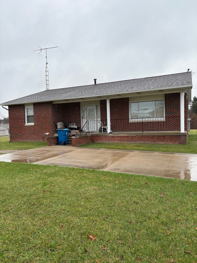 single story home with a front yard