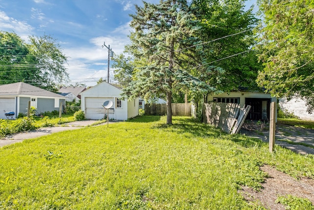 view of yard with an outbuilding