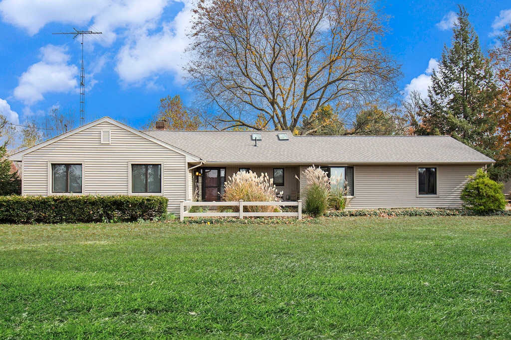 ranch-style house featuring a front yard