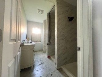 bathroom featuring a tile shower