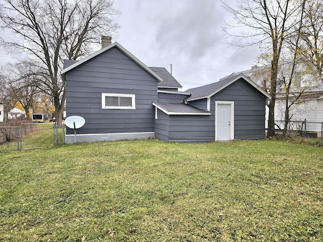 back of house featuring a lawn